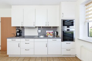 Jääkaappi, mikroaaltouuni, uuni, astianpesukone