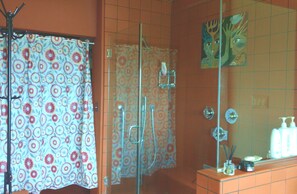 Ducha, toallas, jabón, shampoo