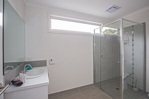 Luxury House, 4 Bedrooms, 2 Bathrooms | Bathroom