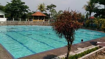 2 kolam renang outdoor
