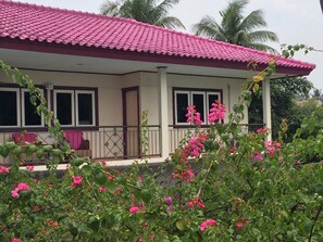 Deluxe Villa, 4 Bedrooms | Garden view - Villa Yosky (Bogor)