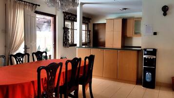Vila Deluks, 4 kamar tidur | Dapur kecil pribadi | Lemari es, kompor, ketel listrik, dan peralatan masak/sendok-piring