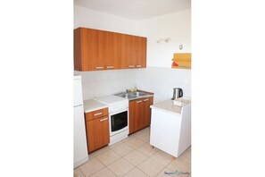 Fridge, oven, stovetop, cookware/dishes/utensils