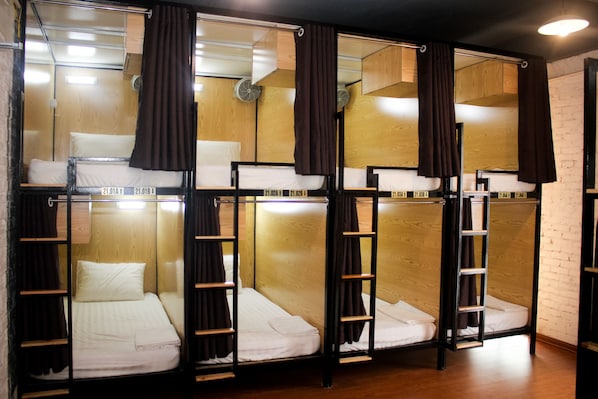 Quartos à prova de som, Wi-Fi de cortesia, roupa de cama