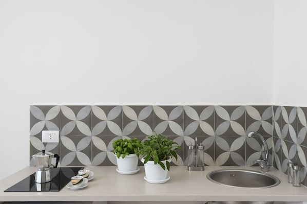 Kühlschrank, Mikrowelle, Wasserkocher, Kochgeschirr/Geschirr/Besteck