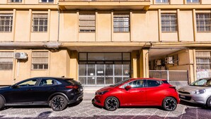 A building with barred windows and a garage door. - Dioniso Comfort Suite by Wonderful Italy (Siracusa)