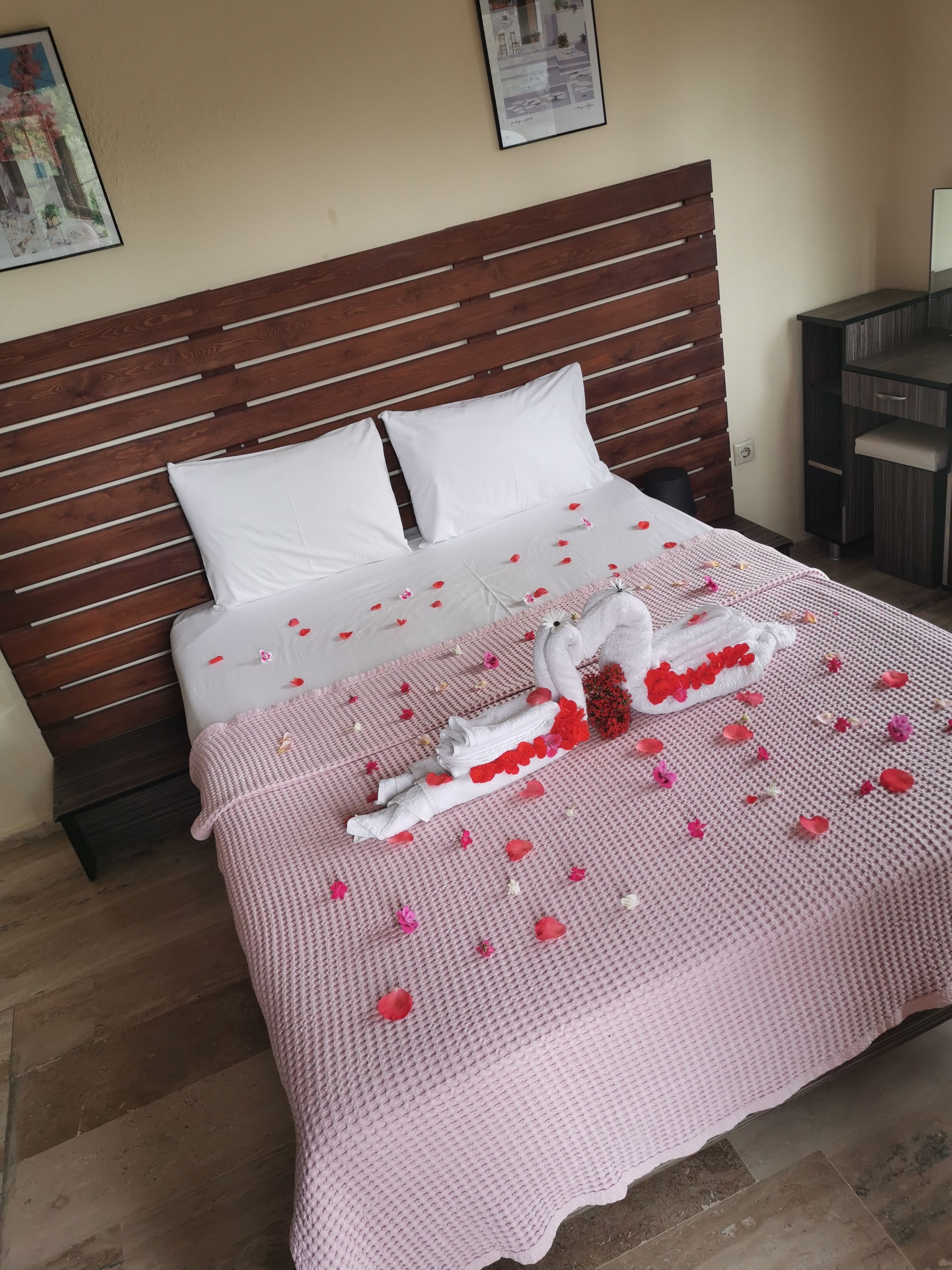 1 kamar tidur, tirai kedap cahaya, dan tempat tidur lipat/tambahan