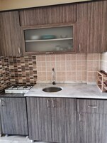 Refrigerador, placa de cocina, tetera/pava eléctrica