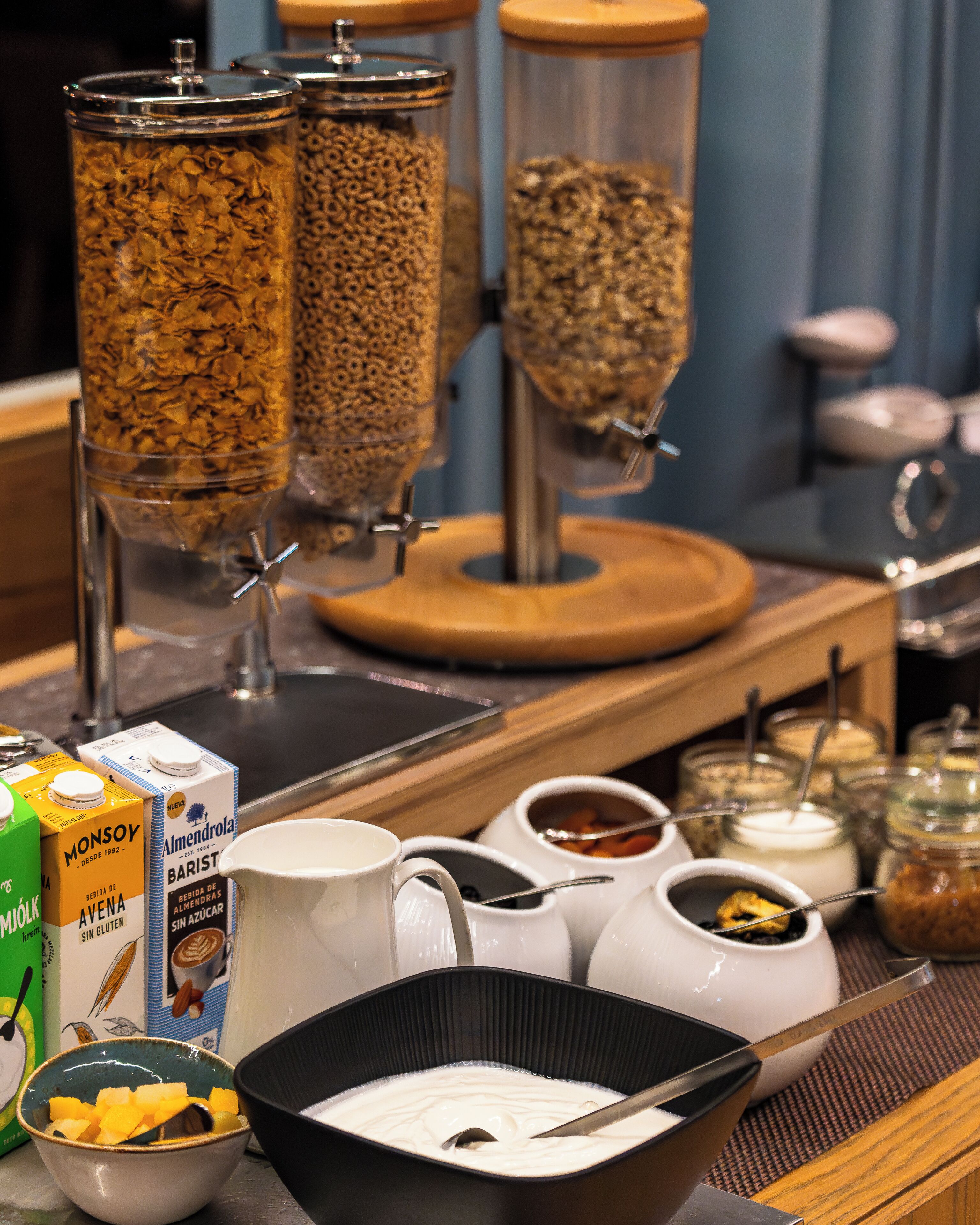 Un buffet de petit-déjeuner proposant une variété d’aliments et de plats.