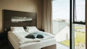 Habitación superior con 1 cama matrimonial o 2 individuales | Escritorio, espacio para trabajar con laptop y cortinas blackout