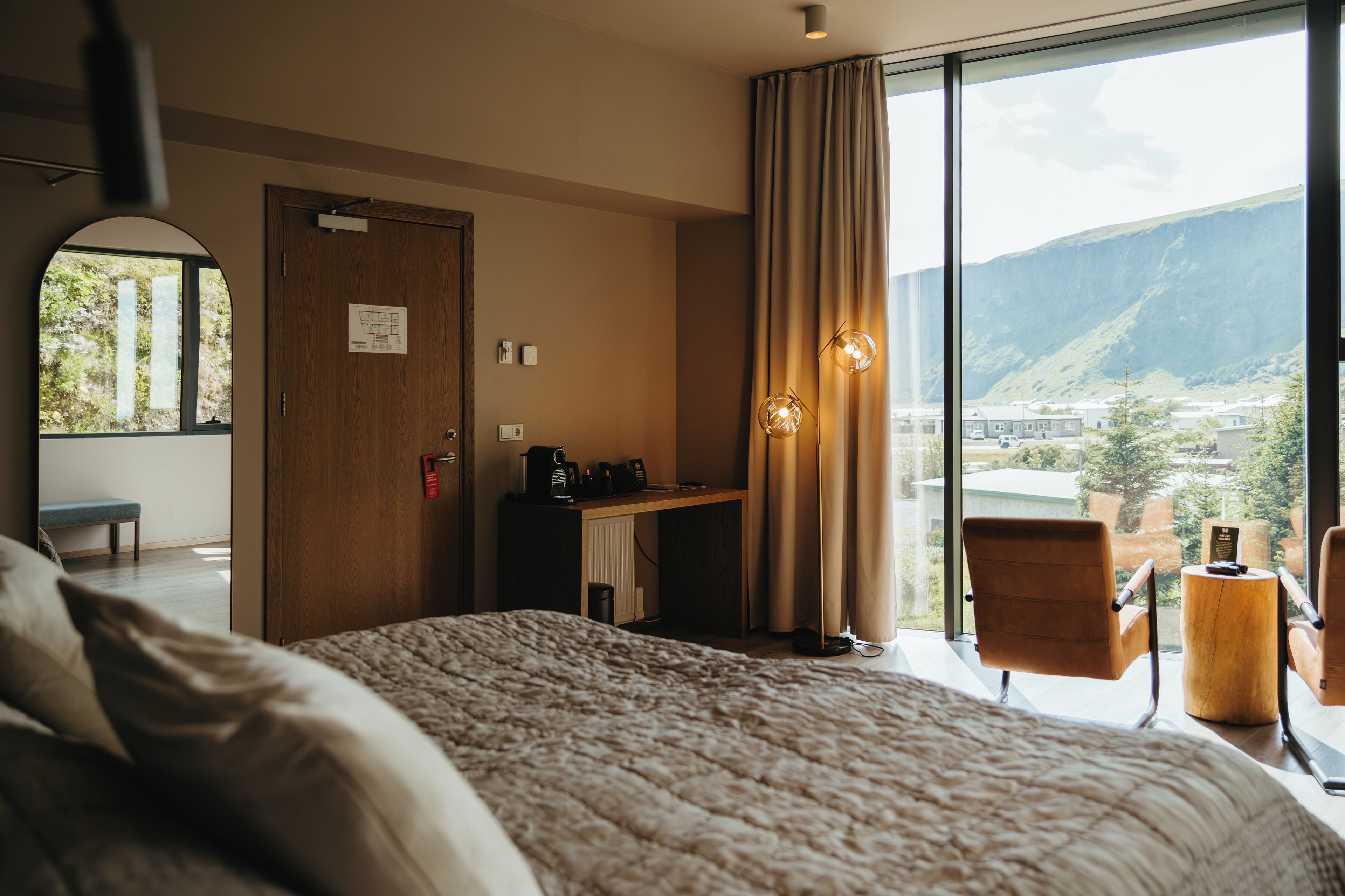 مكتب ومساحة عمل للكمبيوتر المحمول وستائر تعتيم وتجهيزات عازلة للصوت