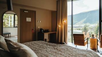 Deluxe-Doppel- oder -Zweibettzimmer, Meerblick | Schreibtisch, laptopgeeigneter Arbeitsplatz, Verdunkelungsvorhänge