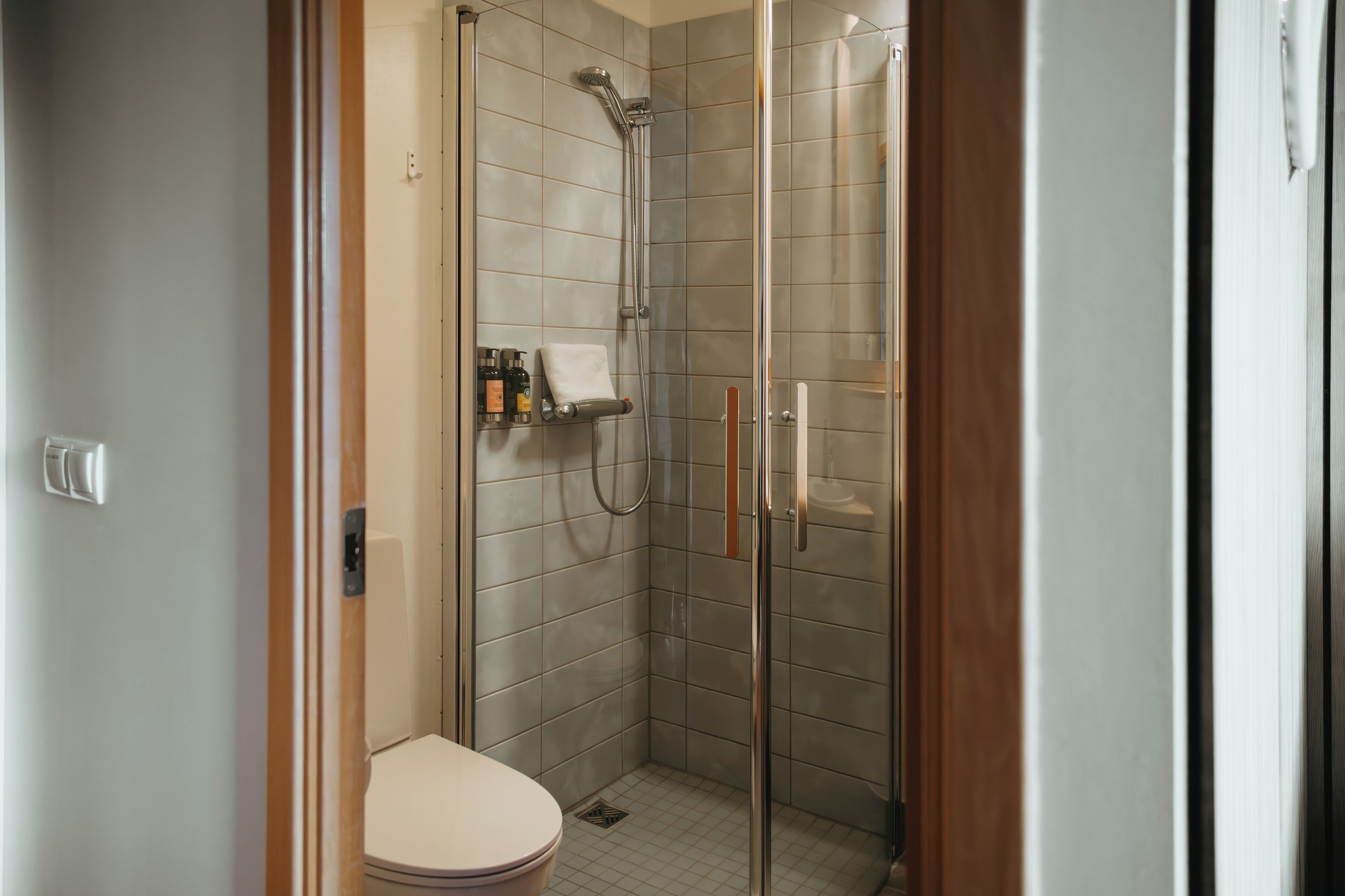 standard double or twin room | bathroom | shower, free toiletries, hair dryer, towels