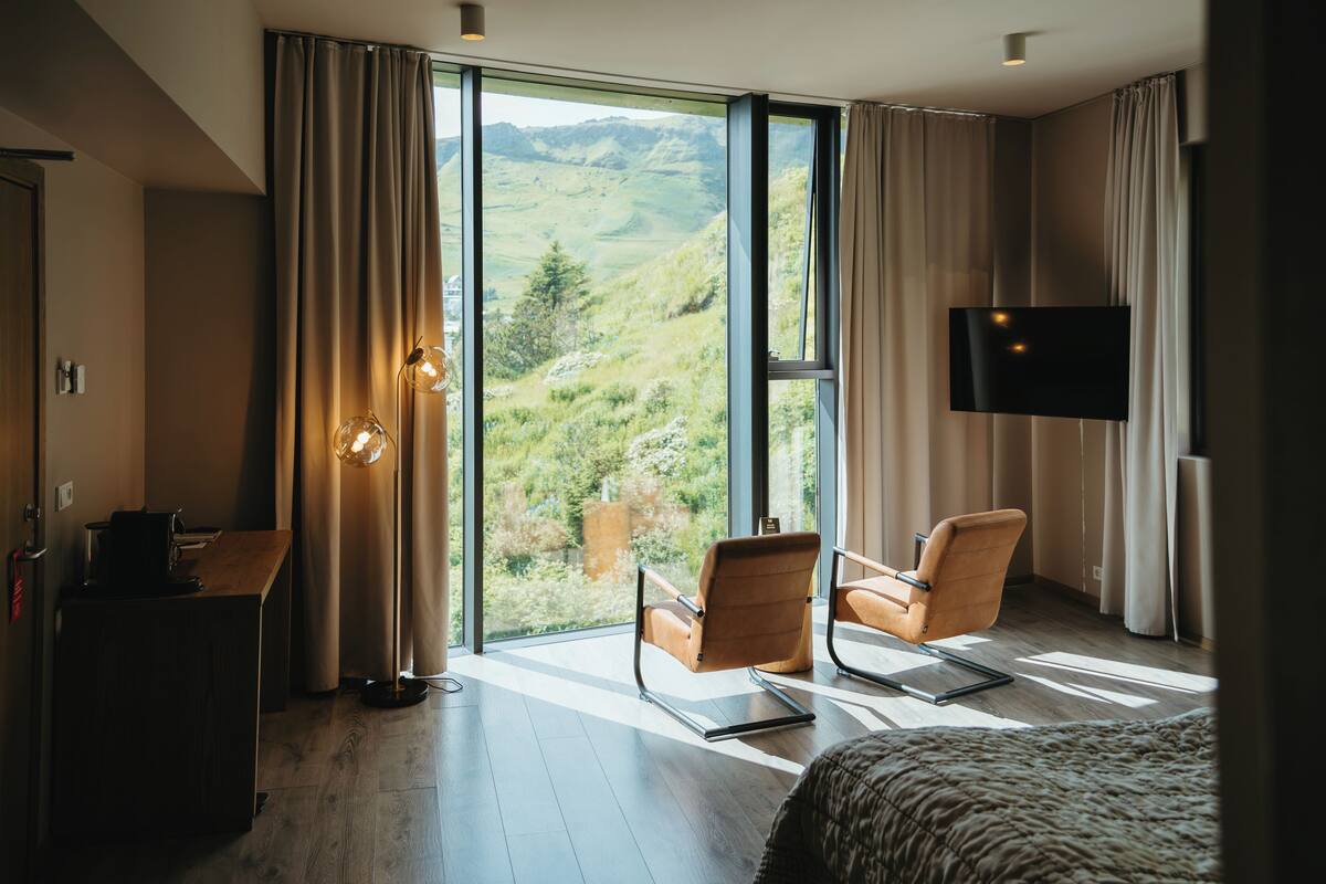 deluxe double or twin room, ocean view | 1 bedroom, desk, laptop workspace, blackout curtains