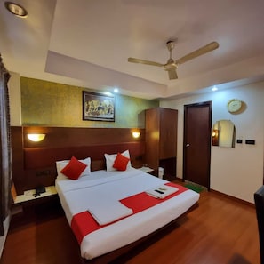 Desk, free WiFi, bed sheets - Hotel Bhammar's Inn- A Pure Veg (Kolkata)