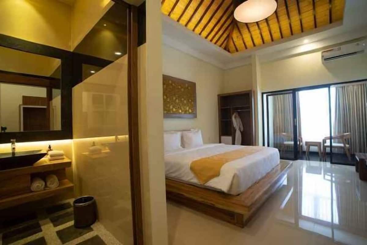 Minibar, in-room safe, desk, free WiFi