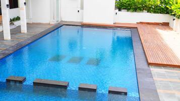 Piscina externa, espreguiçadeiras