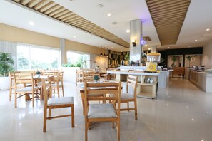 Déjeuner, dîner et souper servis sur place