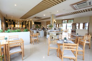 Petit déjeuner, déjeuner et dßner servis sur place