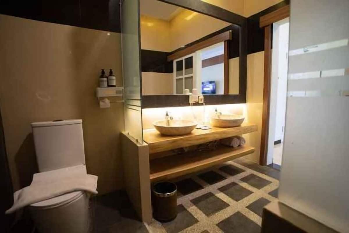 Badeværelse | Bruser, gratis toiletartikler, hjemmesko, håndklæder