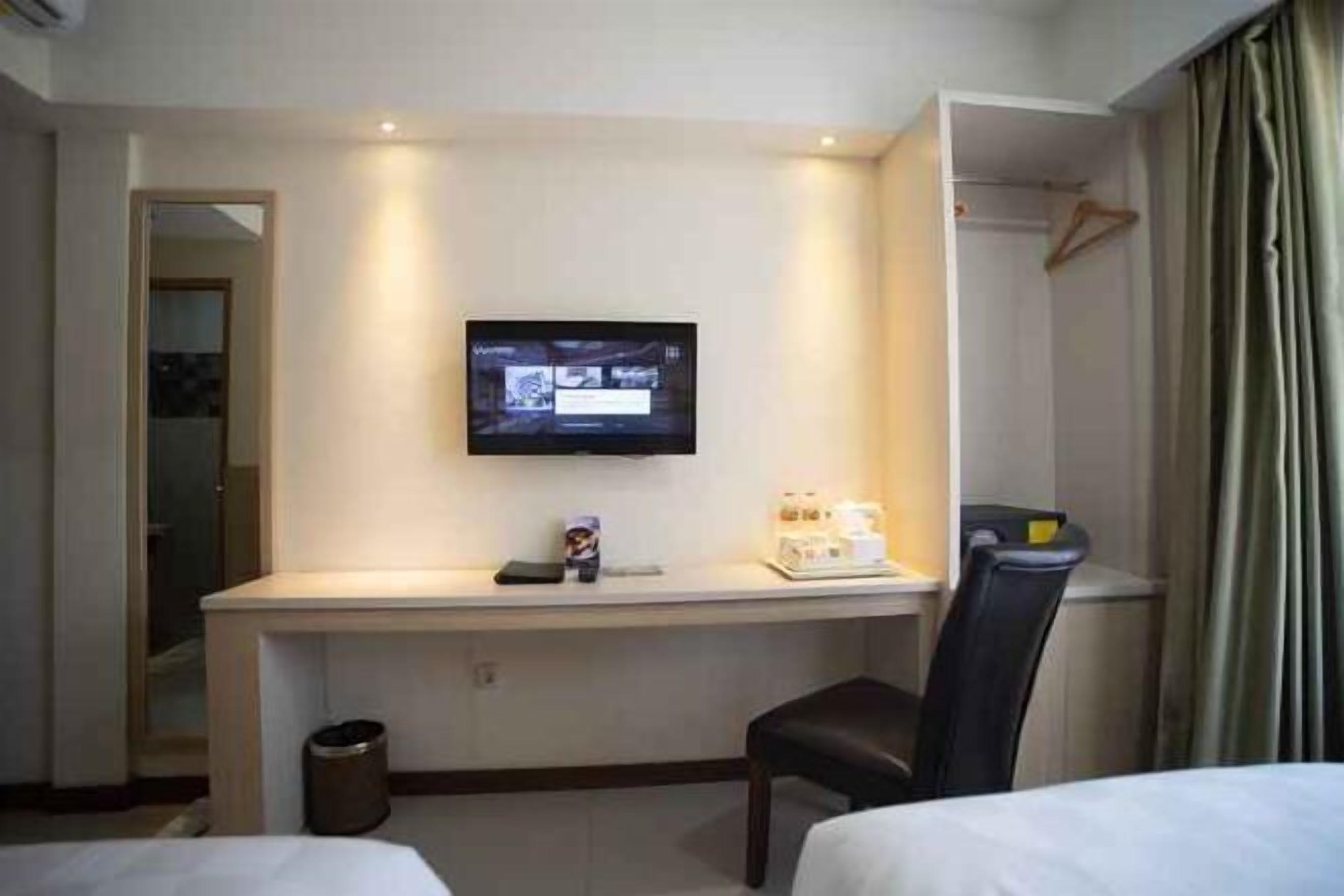 Een minibar, een kluis op de kamer, een bureau, gratis wifi