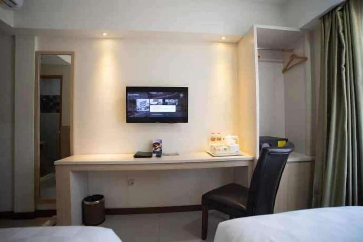 Minibar, in-room safe, desk, free WiFi