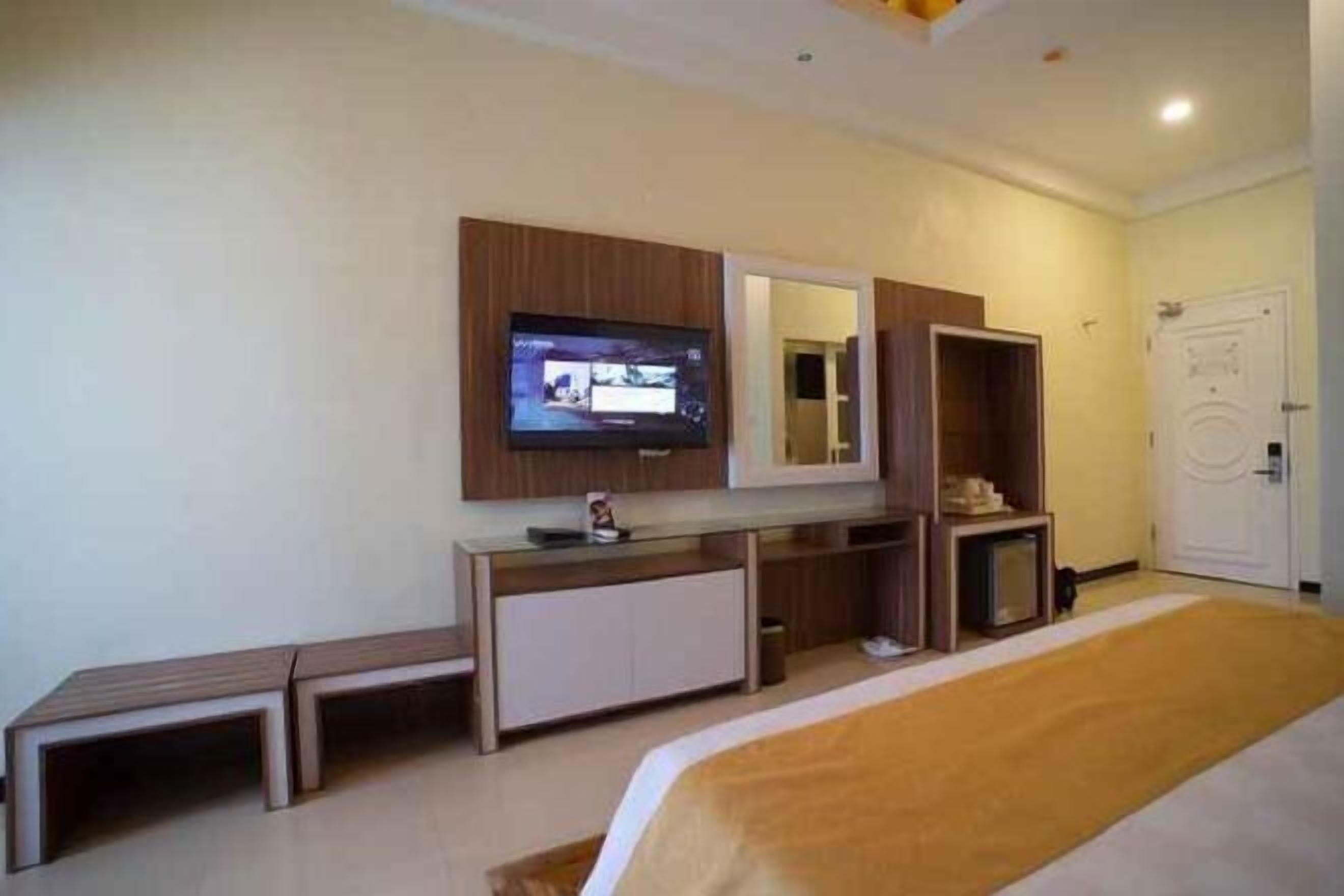 Minibar, in-room safe, desk, free WiFi