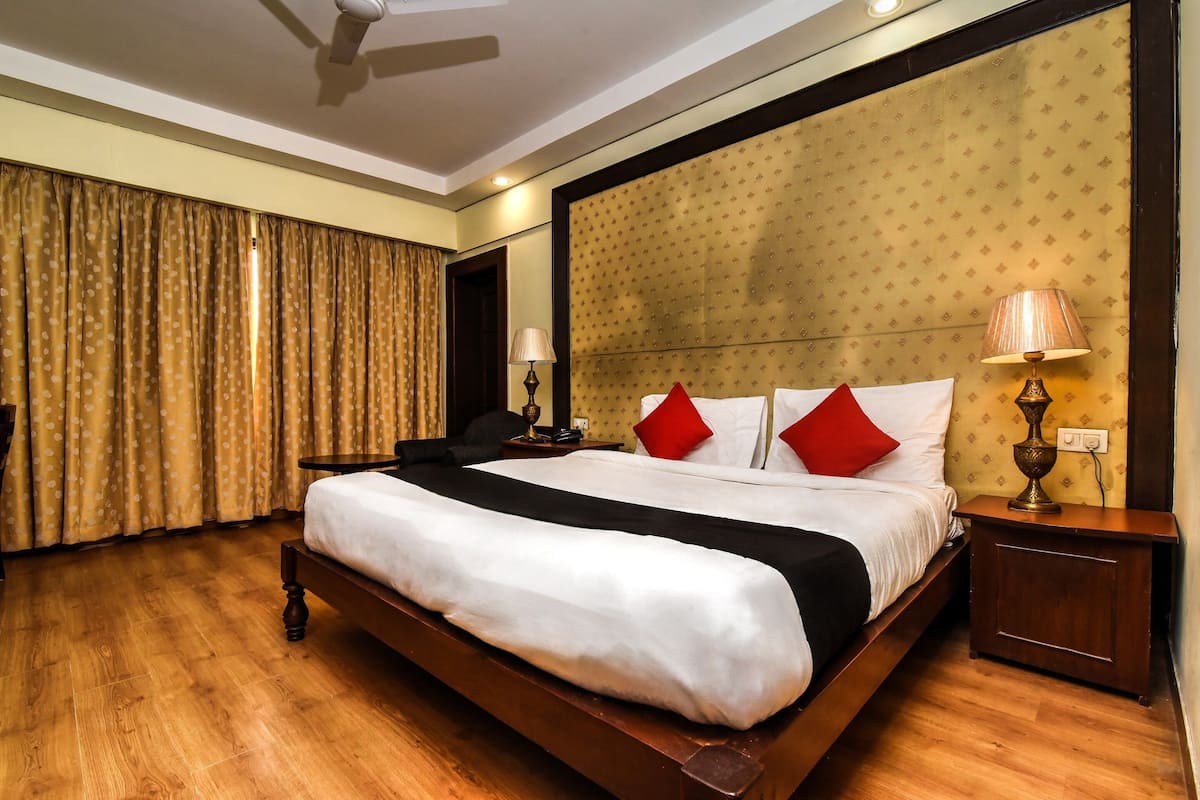 Junior Suite, 1 Bedroom | Premium bedding, minibar, desk, laptop workspace