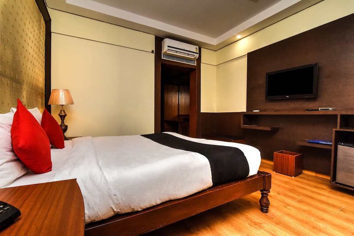 Deluxe Room | Premium bedding, minibar, desk, laptop workspace