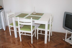 Appartement, vue mer | Restauration dans la chambre