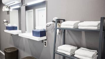 Douche, sĂšche-cheveux, chaussons, serviettes fournies