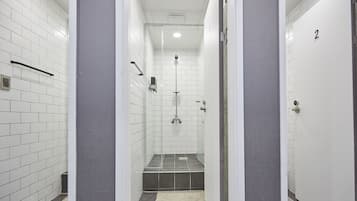 Douche, sĂšche-cheveux, chaussons, serviettes fournies