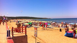 A crowded beach with numerous umbrellas and people enjoying the sun. - Ergul Apart Hotel (Kandira)