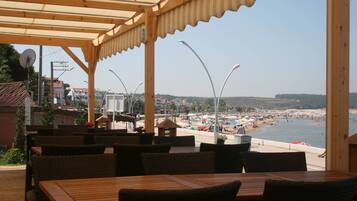 Melayani sarapan, makan siang, dan makan malam