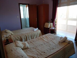 Bureau, rideaux occultants, lits bébé (gratuits)