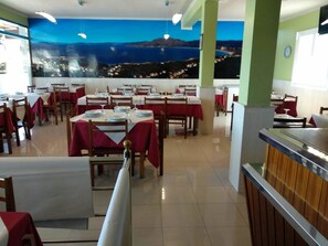 Petit déjeuner continental (3.50 EUR par personne)