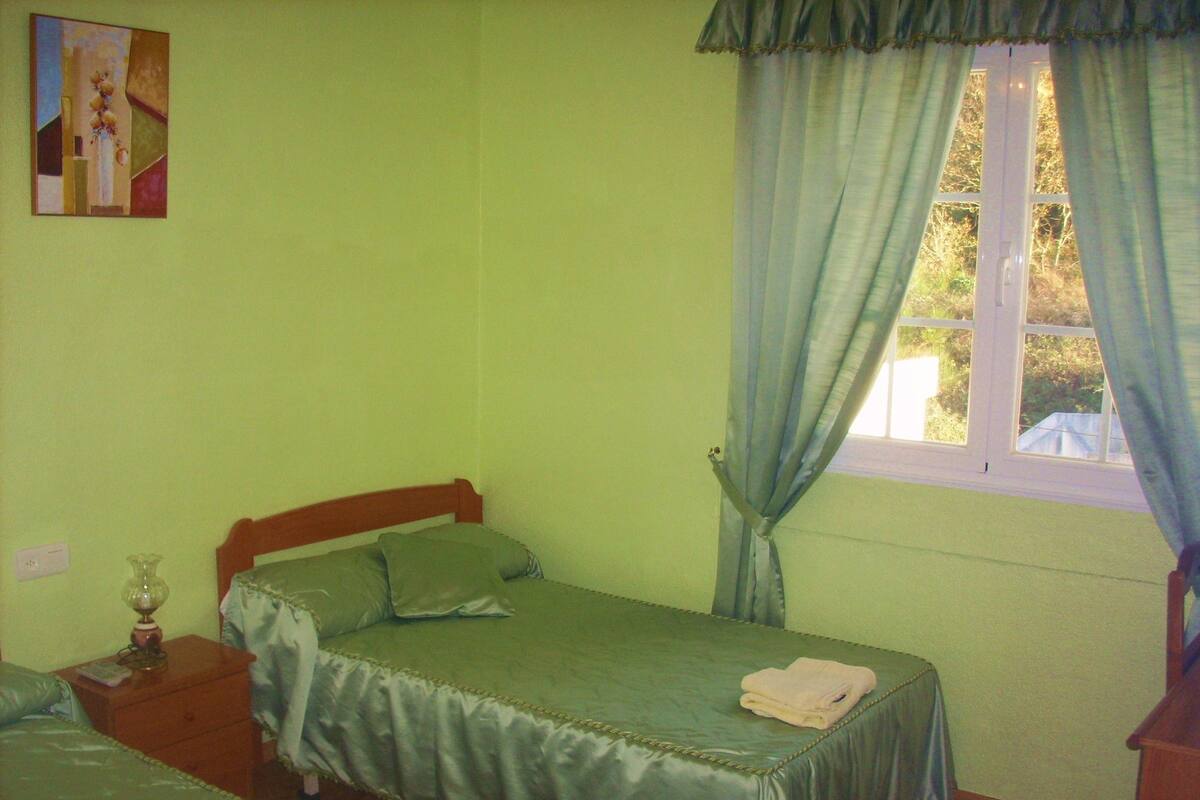 Schreibtisch, Verdunkelungsvorhänge, kostenlose Babybetten