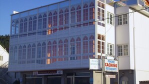 A multi-story building with a restaurant on the ground floor and a pension residence on the upper floor. - Hostal Cachiño (Carnota)