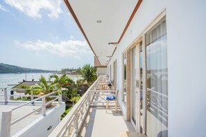 Deluxe Double Room, Balcony, Sea View | Peti besi dalam bilik, dilengkapkan perabot secara berasingan, meja 