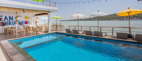 På stranden, hvit sand, buss til stranden (inkludert) og strandhåndklær