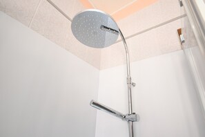 Een douche, een haardroger, een bidet, handdoeken