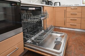 Kühlschrank, Mikrowelle, Ofen, Geschirrspüler