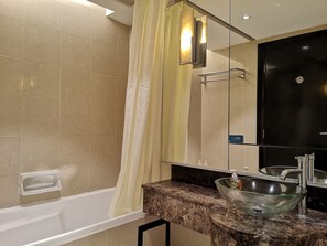Quarto quádruplo executivo | Cortinas blackout, quartos à prova de som, ferros/tábuas de passar roupa