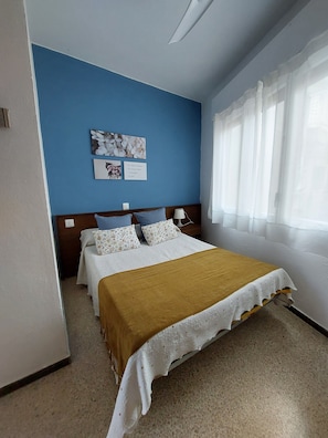 Free WiFi, bed sheets - Apartamentos El Sol (Tossa de Mar)