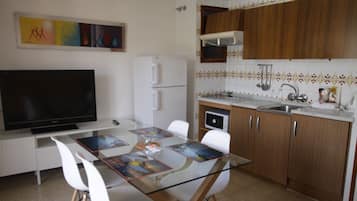 Appartement, 2 slaapkamers | Privékeuken | Een koelkast/vriezer, een magnetron, een koffiezetapparaat/waterkoker