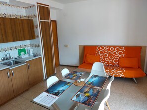 Apartment, 2 Schlafzimmer | Wohnbereich | 25-Zoll-Flachbildfernseher mit Digitalempfang