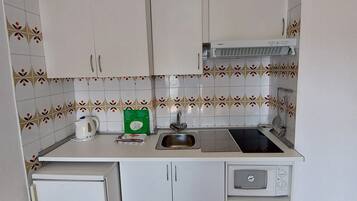 Studio | Privékeuken | Een koelkast/vriezer, een magnetron, een koffiezetapparaat/waterkoker