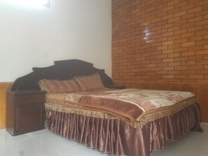 Quarto solteiro família, 2 camas de solteiro, vista para a colina | Sala de estar