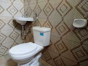 Dusche, Regendusche, kostenlose Toilettenartikel, Bidet