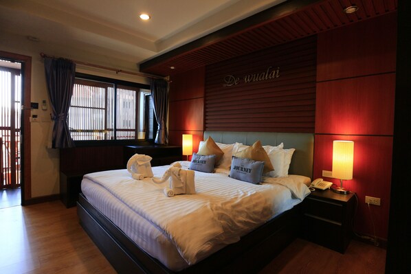 Standard King Room | Minibar, in-room safe, blackout curtains, soundproofing